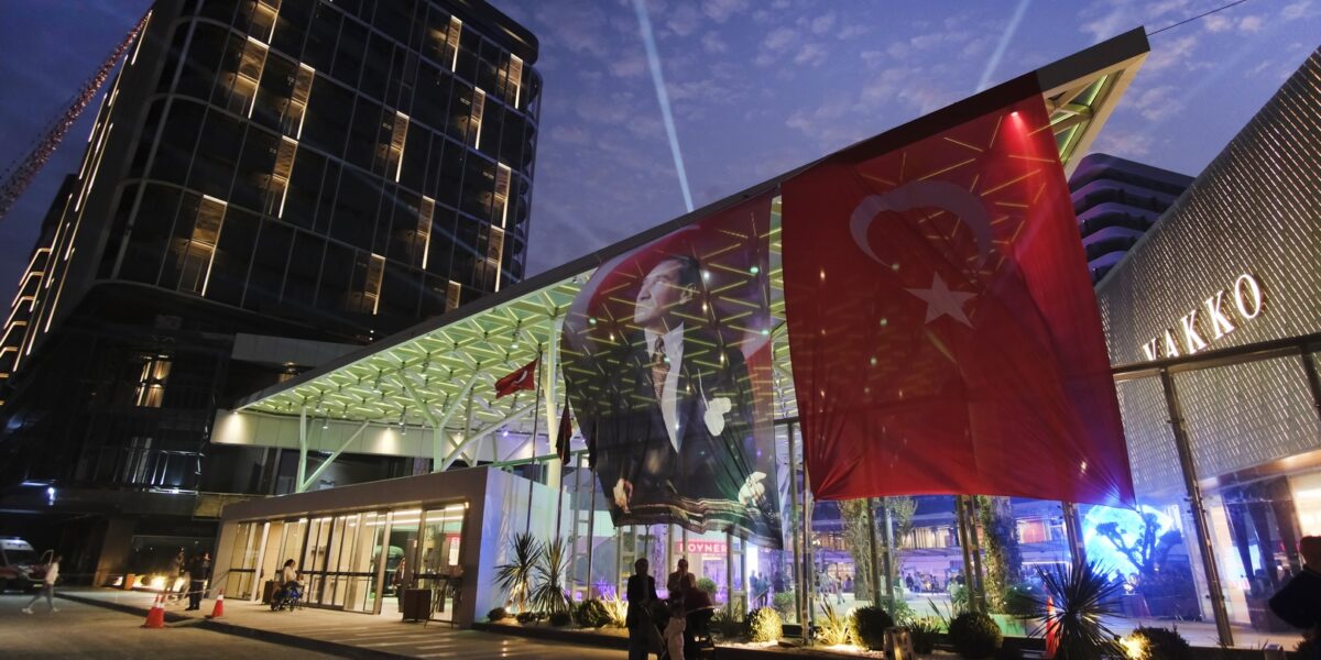 Bursa Kapalıçarşı ve Koza Han alışveriş pazarları